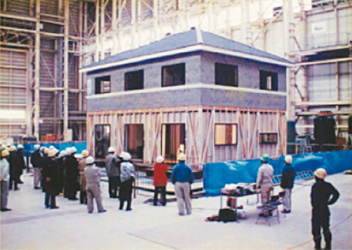 世界初の実大振動実験